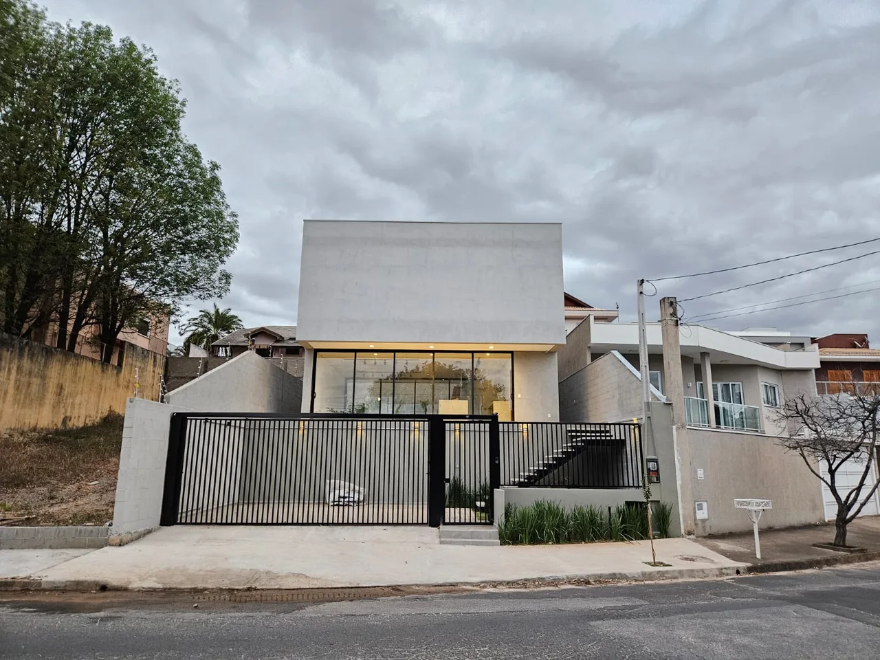 Fachada residencial com fechamento em vidro