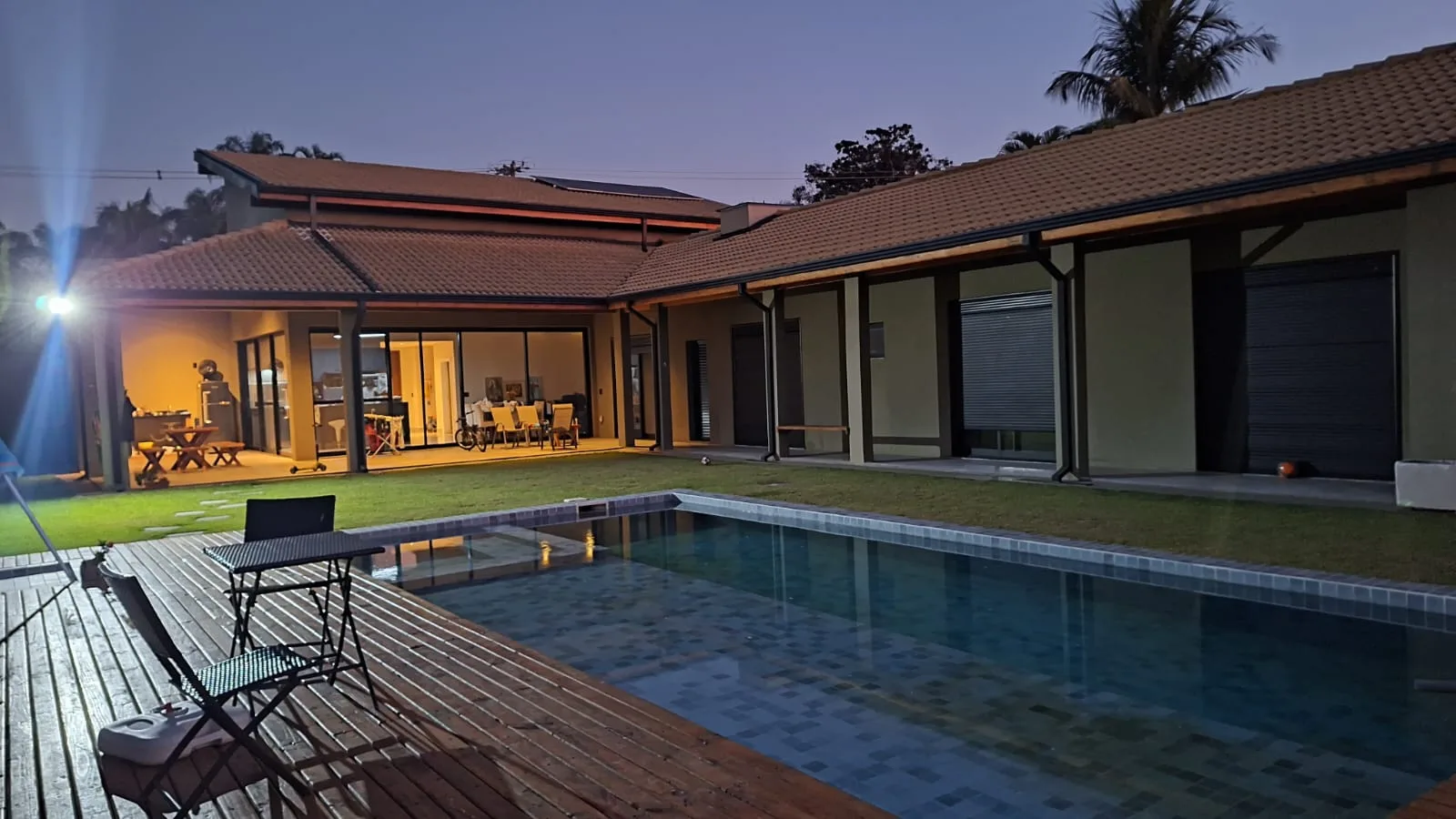 Residência de alto padrão entregue pela A&R Construção, com área de lazer e piscina