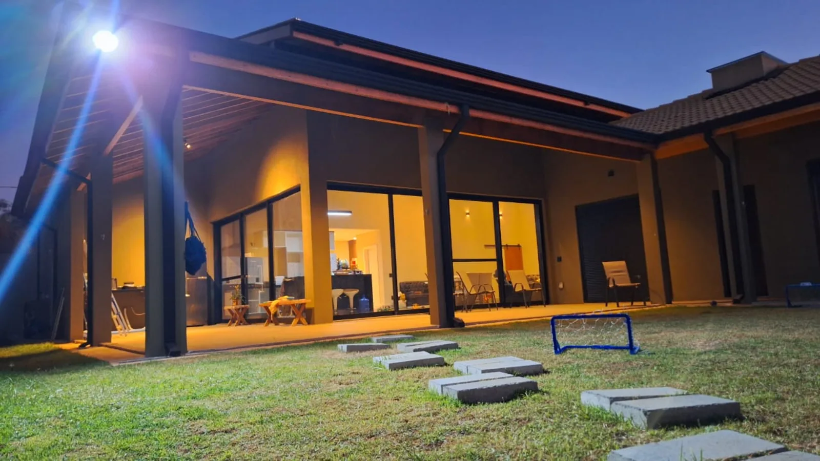 Área externa iluminada de residência entregue